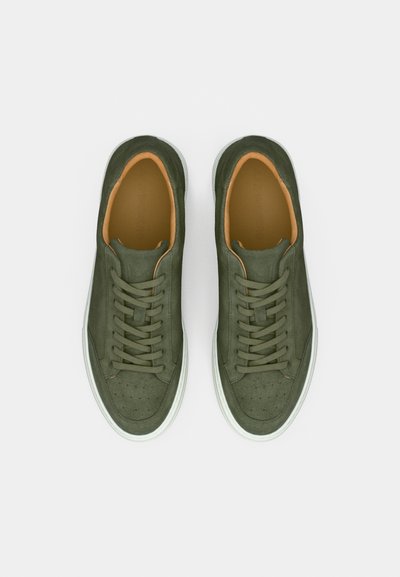 Πράσινα sneakers από σουέτ με διάτρητο καπάκι στο μπροστινό μέρος, εσωτερικό σε καφέ απόχρωση και λευκή καουτσούκ σόλα, σχεδιασμένα για καθημερινή χρήση.