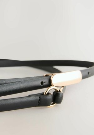 Schwarzer Leder-Gürtel mit einer eleganten goldenen Schnalle und Ringdetails, ausgestattet mit einer glatten Textur und einem verstellbaren Riemendesign.