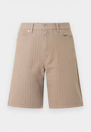 Pantaloncini beige in tessuto strutturato con righe verticali, vita con bottone frontale e tasche laterali.