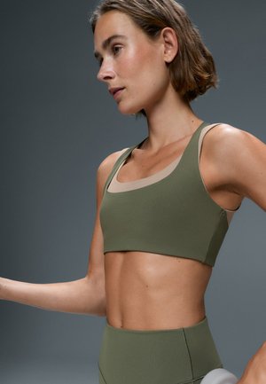 OYSHO, EVERMOVE MEDIUM-SUPPORT DOUBLE-EFFECT SPORTS BRA - Brassières de sport à maintien normal - khaki