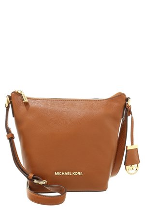 Brun læder Michael Kors crossbody taske med guldtonede metaldele og justerbar rem på hvid baggrund.