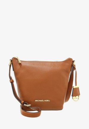 Brun læder Michael Kors crossbody taske med guldtonede metaldele og justerbar rem på hvid baggrund.