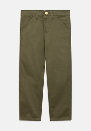 Tamsiai žali kelnės, pagamintos iš patvarios medžiagos, su tiesiomis kojomis, priekinėmis kišenėmis ir auksine sagtele prie juosmens.