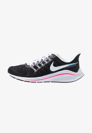 Scarpa sportiva nera con dettagli bianchi, parte superiore in rete testurizzata, striscia rosa sulla suola e logo Nike ben visibile. Punta arrotondata e suola imbottita.