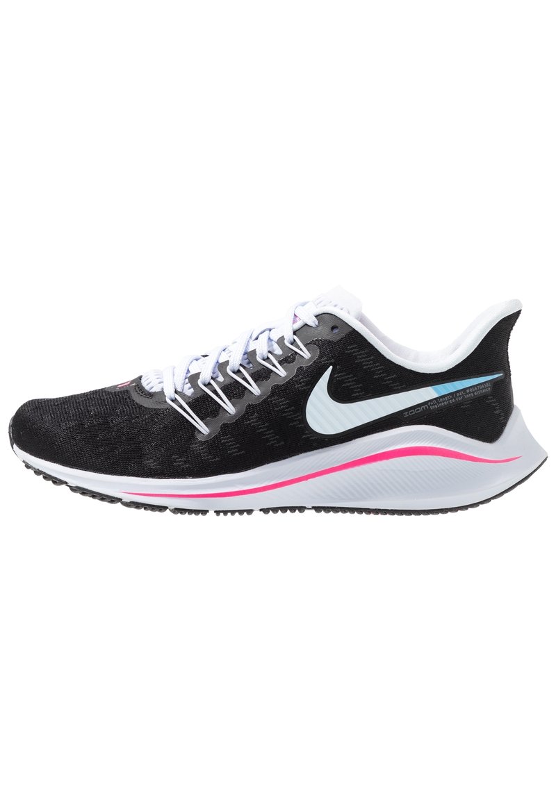 Scarpa sportiva nera con dettagli bianchi, parte superiore in rete testurizzata, striscia rosa sulla suola e logo Nike ben visibile. Punta arrotondata e suola imbottita.