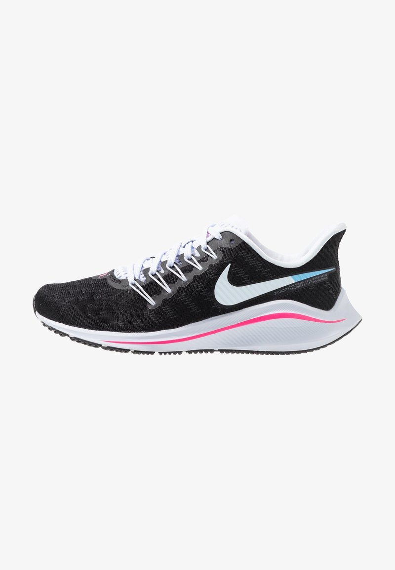 Scarpa sportiva nera con dettagli bianchi, parte superiore in rete testurizzata, striscia rosa sulla suola e logo Nike ben visibile. Punta arrotondata e suola imbottita.