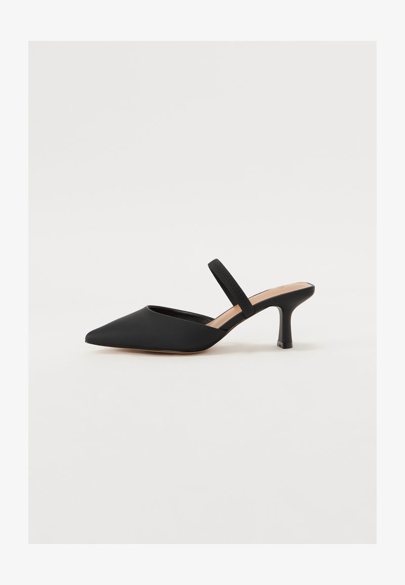 Sort spidse mule med en lav blokkede hæl, lavet af glat materiale, med en tynd ankelstrop og et stilrent, minimalistisk design.