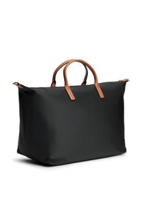 Μαύρη ορθογώνια ταξιδιωτική τσάντα με καφέ δερμάτινες λαβές και κλείσιμο με φερμουάρ στην κορυφή, σε λευκό φόντο.