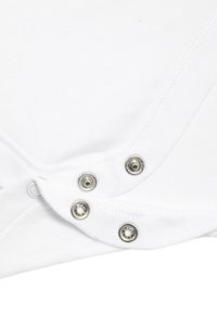 Witte katoenen romper met drukknoopsluiting, met een zachte textuur en een ronde halslijn. De drukknoopjes zijn metallic, wat een veilige sluiting garandeert.