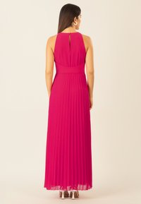 Rosa, plissierte Maxikleidung mit hohem Kragen, Rückenschlitzdetail und ärmellosem Design. Glatter Stoff mit fließender Silhouette.