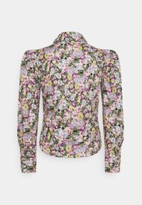 Blouse florale à manches longues, ornée d'un mélange de fleurs violettes, jaunes et vertes sur fond noir. Épaules bouffantes et col.