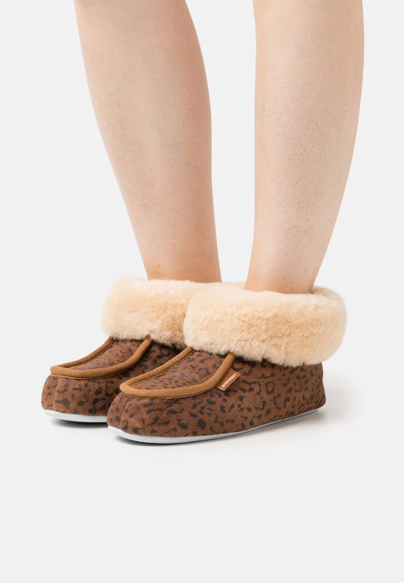 Shepherd MOA - Chinelos - chestnut