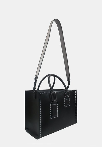 Borsa a mano in pelle nera con una forma rettangolare strutturata. Presenta cuciture bianche, doppio manico superiore e una tracolla rimovibile.