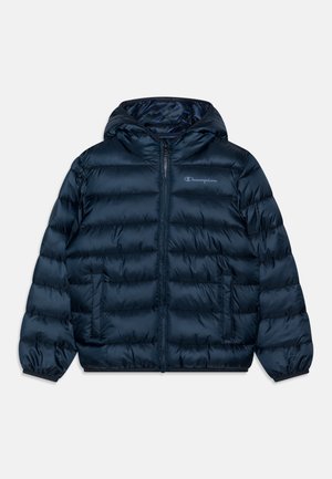 Giacca a vento imbottita blu navy con cappuccio, cerniera frontale completa, due tasche laterali e logo Champion sul petto sinistro.