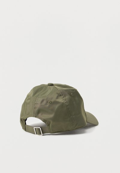 Καπέλο του μπέιζμπολ σε ελιά πράσινο, απεικονίζεται από πίσω με ρυθμιζόμενο λουράκι και μεταλλικό κούμπωμα σε απλό ανοιχτό φόντο.