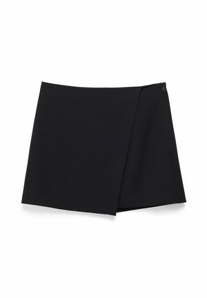 Mustast kangast lõikega seelisk, millel on külje peal luku sulgemine. Sile, kerge kangas, millel on puhas, minimalistlik disain ja sirge serv.