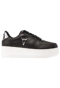 Sneakers in pelle nera con suola platform bianca, dotate di un'accenno argento sul tallone e un emblema metallico di toro sul lato.