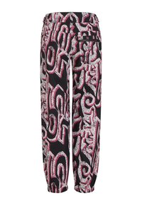 Zwarte broek met een gedurfde roze en witte abstracte patroon. Gemaakt van lichtgewicht materiaal met elastische manchetten en een ontspanning pasvorm.