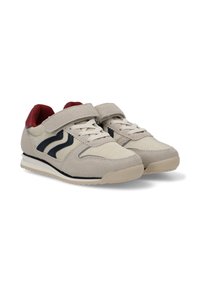 Zapatillas de ante beige con acentos en azul oscuro, forro interior rojo y suela de goma resistente; cuentan con una correa de velcro y un diseño de cordones.
