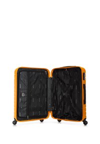 Valise rigide de couleur orange vif, avec un intérieur noir zippé featuring des rayures diagonales, plusieurs compartiments et des sangles réglables.