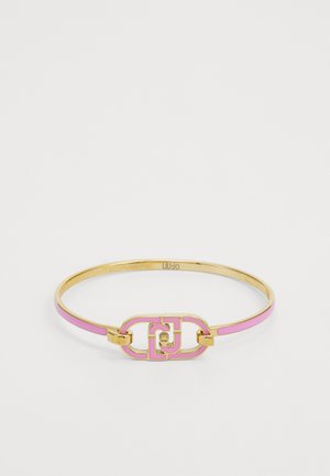 Gouden bangle met een roze emaille detail. Bevat een cirkelvormige schakel met een logo-ontwerp. Glad oppervlak, ronde vorm en minimalistische stijl.