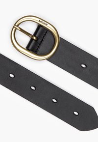 Ceinture en cuir noir avec une finition texturée, dotée d'une grande boucle ovale dorée gravée "Levi's" et de plusieurs trous d'ajustement.