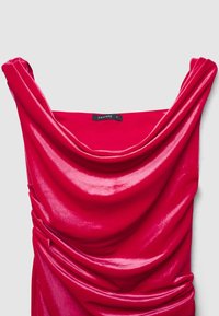 Rotes Kleid mit Rollkragen aus weichem, glänzendem Stoff. Verfügt über ein drapiertes Design, geraffte Seiten und das Markenetikett „CALLIOPE“ am inneren Halsausschnitt.