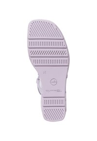 Světle fialová podrážka boty s texturovaným gumovým povrchem, se horizontálními a vertikálními drážkami pro přilnavost. Logo značky vytištěné na patě.