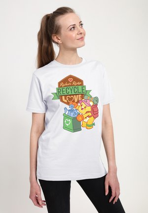 Hvid bomulds T-shirt med et farverigt tegneseriegraphic af en bjørn, der genbruger, med teksten "Reducer, Genbrug, Genanvend Kærlighed."
