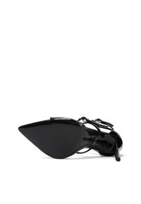 Scarpa nera con tacco alto, punta affusolata, finitura in pelle lucida e design con lacci ai lati. Presenta un sottile tacco a stiletto.