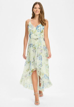 Kwiatowa sukienka midi wykonana z jasnoniebieskiej tkaniny z niebieskimi i fioletowymi wzorami, z cienkimi ramiączkami i falbanami u dołu sukienki.
