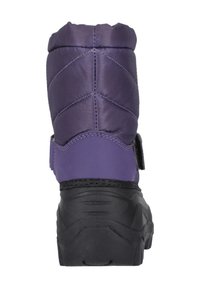 Stivale invernale isolato di colore viola con design trapuntato, suola in gomma e una fascetta in Velcro per una vestibilità sicura. Presenta una parte superiore in tessuto liscio.