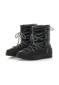 Botas de tobillo impermeables negras con parte superior acolchada, detalles de cordones grises, acentos de logo y suela de goma texturizada. Presentan un cierre de cremallera en la parte posterior.
