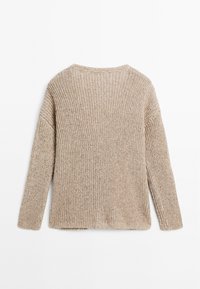 Beige stickad tröja med långa ärmar, ribbad textur och rund halsringning. Har en avslappnad passform med sidoklyftor i fållen.