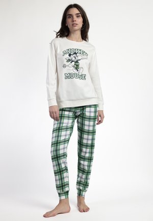 Camiseta de algodón blanca de manga larga con estampado verde de Mickey Mouse, combinada con pantalones de pijama de cuadros verdes y blancos que cuentan con una cinturilla elástica.