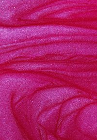 Un materiale rosa scintillante presenta motivi vorticosi e fine glitter, creando una superficie liscia e testurizzata con sfumature di rosa variabili.