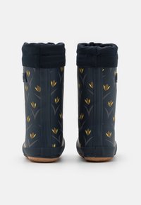 Bottes en caoutchouc imperméables de couleur bleu marine avec des motifs de fleurs jaunes, des bordures côtelées et des semelles texturées marron. Convient aux conditions humides.