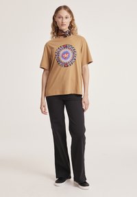 Odd Molly KAREN - Apdrukāts T-krekls - grey camel