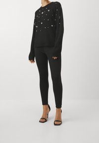 ONLY Petite Stickad tröja - black