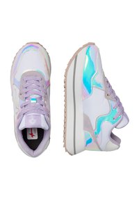 Sneaker viola con accenti iridescenti, materiali in suede e tessuto, forma arrotondata, suola spessa e sistema di allacciatura.