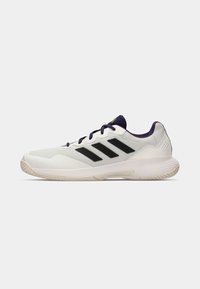 Weißer Sportschuh mit schwarzen Akzenten und drei Streifen, strukturierter Mesh-Obermaterial, Schnürdesign und einer gemusterten Gummisohle.