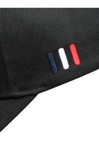 Casquette noire en tissu texturé avec trois lignes verticales brodées en bleu, blanc et rouge sur le côté.
