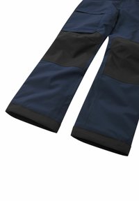 Pantalones exteriores en azul marino y negro con un diseño de pierna recta, fabricados con un material duradero que presenta paneles contrastantes y dobladillos cosidos.