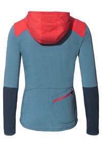 Sweat à capuche bleu avec accents rouges aux épaules et capuche, manches inférieures bleu foncé, et une poche arrière avec une fermeture éclair rouge.