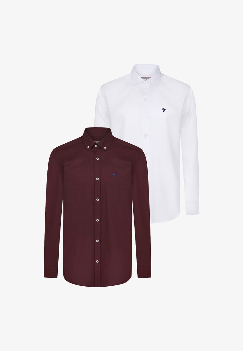 Deux chemises à manches longues à boutons : l'une bordeaux avec une texture lisse et des boutons blancs, l'autre blanche avec une texture tissée subtile et un logo bleu.