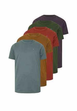 Fünf schlichte T-Shirts mit kurzen Ärmeln in überlappenden Farben: Blau, Braun, Rot, Grün und Dunkellila, auf weißem Hintergrund präsentiert.