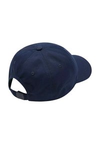 Cappello da baseball blu navy con pannelli cuciti, occhielli per ventilazione, visiera curva e cinturino regolabile con fibbia in plastica sul retro.