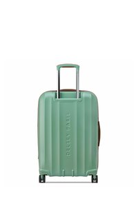 Valise rigide verte avec des rainures verticales, poignée télescopique en argent et accents marron. Équipée de quatre roulettes pour la mobilité.