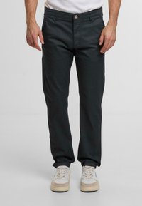 Dunkelgraue Hosen mit geradem Schnitt, aus strukturiertem Stoff. Sie verfügen über einen Knopfverschluss, Seitentaschen und einen glatten Bund.