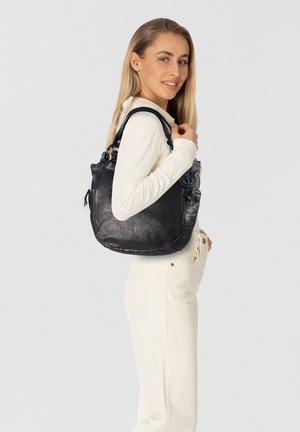 Zwarte leren handtas met een slouchy ontwerp, voorzien van een veilige ritssluiting en dubbele schouderbanden, aangevuld met een sleutelhangeraccent.